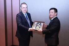 Министр промышленности и торговли Вьетнама Нгуен Хонг Зиен и Министр экономики Мексики Марсело Эбрард Касаубон.