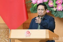 Премьер-министр Фам Минь Тьинь выступает на экстренном совещании по решению последствий исторического наводнения в центральной части Вьетнама. (Фото: Чан Хай)