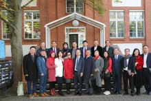 Делегация фотографируется с делегатами в торговом центре Донгсуан в Берлине. (Фото: Посольство Вьетнама в Германии)