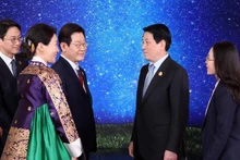 Президент Южной Кореи Ли Чжэ Мён и его супруга встречают Президента Вьетнама Лыонг Кыонга. (Фото: ВИА)