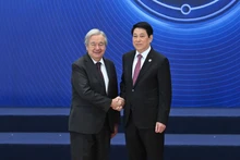 Президент Вьетнама Лыонг Кыонг принимает Генерального секретаря ООН на церемонии открытия подписания Ханойской конвенции. (Фото: Суан Ки – Тхюи Нгуен)