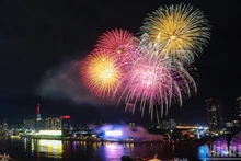 Ханой сияет художественным световым пространством в честь Нового года