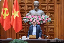 Премьер-министр Фам Минь Тьинь выступает на совещании. (Фото: Чан Хай)