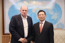 Вице-премьер Хо Дык Фок принимает председателя корпорации AIA Марка Такера. (Фото: VGP)