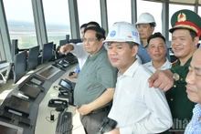 Премьер-министр Фам Минь Тьинь осматривает диспетчерскую вышку управления воздушным движением международного аэропорта Лонгтхань.