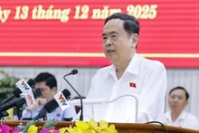 Председатель НС Чан Тхань Ман выступает на встрече с избирателями. (Фото: ВИА)