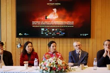 Вьетнамские и французские спикеры обмениваются мнениями в ходе специализированной дискуссионной сессии, посвященной обучению и развитию проектов. (Фото: VFDA)