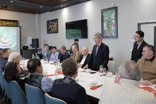 Посол Вьетнама в Германии Нгуен Дак Тхань выступает на встрече. (Фото: ВИА)