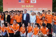 Посол США во Вьетнаме Марк Э. Кнаппер и Генеральный консул США в г. Хошимине Мелисса А. Браун фотографируются с молодыми людьми. Фото: VGP
