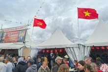 Стенд Вьетнама на Празднике газеты «Юманите» привлек внимание большого числа французских и зарубежных друзей.