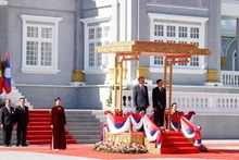 Генеральный секретарь ЦК КПВ То Лам и Генеральный секретарь ЦК НРПЛ, Президент Лаоса Тхонглун Сисулит стояли на почетном подиуме. (Фото: ВИА)