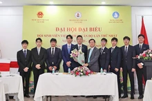 Посол Нгуен Тхань Хай (пятый справа) вручает цветы в честь избрания Исполнительного комитета Ассоциации вьетнамских студентов в Индии первого созыва, на срок 2025-2027 годов.