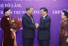 [Видео] Вручение Золотой национальной медали ЛНДР Генеральному секретарю То Ламу