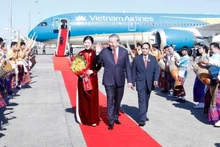 Церемония встречи Генерального секретаря ЦК КПВ То Лама с супругой в международном аэропорту Ваттай, Вьентьян. (Фото: ВИА)