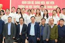 Руководители и сотрудники газеты «Нянзан» и делегация Китайского университета связи делают памятный снимок. (Фото: Тхэ Дай)