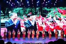 В честь 50-й годовщины Национального праздника Лаоса вечером 30 ноября во Вьентьяне состоялась Лаосско-вьетнамская дружественная культурная программа. (Фото: ВИА)