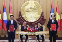 Генеральный секретарь То Лам и Генеральный секретарь, Президент Лаоса Тхонглун Сисулит присутствуют на церемонии передачи Меморандума о взаимопонимании между Министерством промышленности и торговли Вьетнама и Министерством промышленности и торговли Лаоса о развитии промышленной цепочки связей между Вьетнамом и Лаосом. (Фото: ВИА)