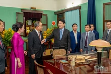 [Фото] Президент Лыонг Кыонг воскурил благовония в память о Президенте Хо Ши Мине