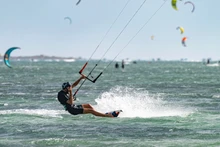 [Фото] «Танец ветра и ярких кайтов» над морем Михоа