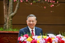 [Фото] Генеральный секретарь ЦК КПВ То Лам посетил и поздравил с Тэтом парторганизацию, органы власти и жителей столицы