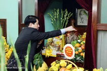 Президент Лыонг Кыонг возложил благовония в память о Президенте Хо Ши Минe в Доме № 67. (Фото: ВИА)