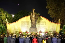 Генсек То Лам и делегаты возлагают благовония к памятнику императору Ли Тхай То в парке Ли Тхай То в Ханое. (Фото: ВИА)