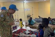 Руководители Военно-полевого госпиталя 2-го уровня № 7 Вьетнама навещают пациентов, проходящих лечение в Многопрофильной больнице Бентиу. (Фото: Тиен Фук)