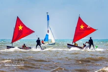 Серия морских спортивных мероприятий — парусный спорт Sailing, флайборд, гребля на SUP и водные мотоциклы вдоль пляжа парка Тхюиван — собрала около 100 профессиональных спортсменов для участия в соревнованиях и показательных выступлениях. (Фото: ВИА)