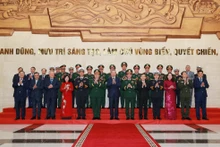 [Фото] Генеральный секретарь ЦК КПВ вручил Военно-морским силам звание Героя народных вооруженных сил