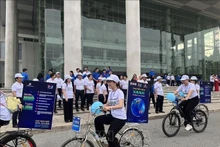 Велоколонна из бывшей провинции Биньзыонг (ныне в составе города Хошимин) проезжает по улицам, повышая осведомлённость и поддерживая акцию «Час Земли — 2025». (Фото: ВИА)