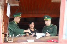 Рыбаки провинции Нгеан подписывают обязательство не заниматься незаконным промыслом рыбных продуктов. (Фото: ВИА)