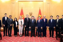 Участники встречи фотографируются на память.