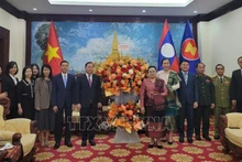 Делегация ЦК ОФВ вручает корзину цветов в Посольстве Лаоса во Вьетнаме. (Фото: ВИА)