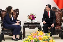 Вице-премьер Хо Куок Зунг принимает Министра иностранных дел и по делам диаспоры Палестины Варсен Агхабекян Шахин. (Фото: VGP)