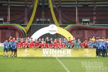 Момент вручения золотых медалей мужского футбольного турнира SEA Games 33 сборной U22 Вьетнама.