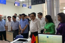 Председатель НС Чан Тхань Ман и руководители города Кантхо проверяют деятельность Центра по предоставлению административных услуг города.