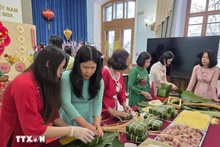 Вьетнамская община по всему миру обращается к Родине по случаю Тэта