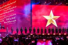 Художественно-публицистическая программа «Отечество в сердце», организованная газетой «Нянзан» вечером 10 августа 2025 года, собрала более 50 тысяч зрителей. (Фото: Тхе Дай)