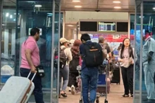 Группа вьетнамских граждан в аэропорту Каира (Египет) готовится к возвращению на родину. Источник: Посольство Вьетнама в Израиле