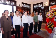 [Фото] Председатель НС воскурил благовония в память о бывших руководителях Партии и государства