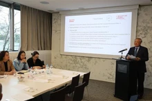 Постоянный заместитель Премьер-министра Нгуен Хоа Бинь выступает в штаб-квартире Швейцарской организации по продвижению экспорта и инвестиций Swiss Global Enterprise (SGE). (Фото: ВИА)