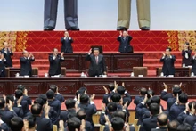 Лидер КНДР Ким Чен Ын (четвертый слева) на первой сессии парламента в Пхеньяне, 22 марта 2026 года. (Фото: Рёнхап /ВИА)