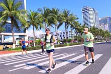 Участники соревнуются на Международном марафоне в Дананге.