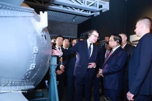 Премьер-министр Фам Минь Тьинь осматривает ядерную выставку в Москве. (Фото: ВИА)