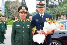 Генерал армии Фан Ван Зянг приветствует генерал-полковника Дун Цзюня во время посещения 113-й бригады спецназа. (Фото: QDND.VN)