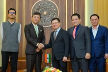 Главный редактор Ле Куок Минь пожимает руку Послу Церингу В. Шерпе. (Фото: Бао Лонг)