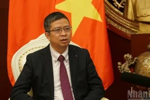 Посол Фам Тхань Бинь дает интервью прессе.