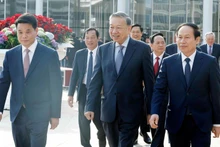 Генеральный секретарь ЦК КПВ То Лам прибывает на рабочую встречу. (Фото: ВИА)