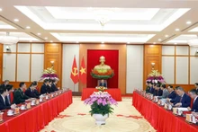 Генсек То Лам принимает министра иностранных дел Китая Ван И, министра общественной безопасности Китая Ван Сяохун и министра обороны Китая Дун Цзюнь. (Фото: ВИА)