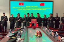 Руководитель делегации трех пограничных застав провинции Лаокай вручает подарок главе делегации Станции встреч и переговоров Хэкоу.